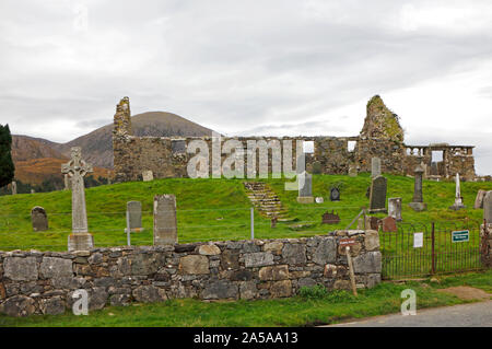 Une vue sur les ruines de l'Église du Christ et des sépultures de guerre du Commonwealth en Suardal Strath, près de Broadford, île de Skye, Écosse, Royaume-Uni, Europe. Banque D'Images