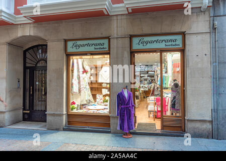 Bilbao, Espagne - le 16 septembre 2019. La façade de la boutique textile sur Dendarikale Lagarterana street. Banque D'Images