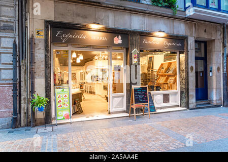 Bilbao, Espagne - le 16 septembre 2019. La façade de la boulangerie La Exquisita sur Dendarikale Gozotegia Pasteleria Berria. Banque D'Images