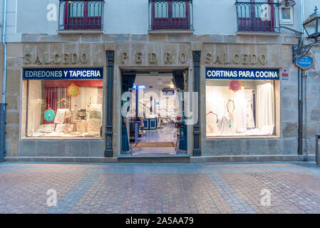 Bilbao, Espagne - le 16 septembre 2019. La façade de la boutique Textile Pedro Salcedo Dilua sur Dendarikale la rue. Banque D'Images