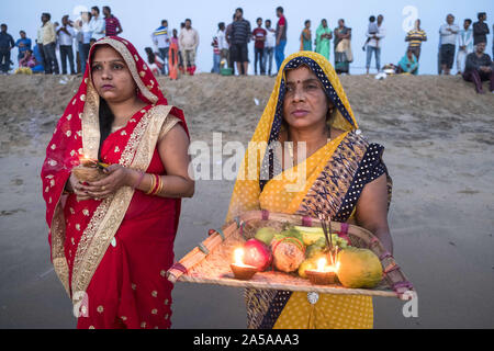 Chennai, Tamil Nadu, Inde. 14Th Nov, 2018. Des femmes habillées en sari traditionnel à la marina beach pendant le festival.Chhath Puja est une des fêtes colorées et de l'Inde. ''Principalement Bihari'' de la communauté qui célèbrent ce festival de deux jours consécutifs dans une année. Ils adoraient le dieu Soleil pendant cette période. Dipayan Crédit : SOPA/Bose Images/ZUMA/Alamy Fil Live News Banque D'Images