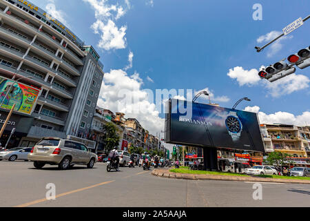 Une marque de Romanson watch, faite en Corée du Sud, est affichée sur un grand panneau publicitaire en plein air au-dessus d'une rue de ville de Phnom Penh, Cambodge. Banque D'Images