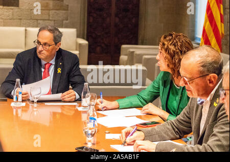 Barcelone, Espagne - 19 octobre 2019 : Le Président de la Catalogne Quim Torra lors d'une réunion avec les maires de la capitale catalane à l'intérieur de l'édifice du gouvernement Catalan après la manifestations violentes qui ont eu lieu à Barcelone au cours des jours de crédit : Dino/Geromella Alamy Live News Banque D'Images