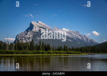 Les lacs Vermilion et Mt. Rundle Banque D'Images