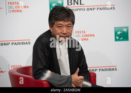 Rome, Italie. 19 Oct, 2019. Kore-eda Hirokazu assiste à la photocall lors de la 14ème Festival du Film de Rome à l'Auditorium Parco della Musica, le 19 octobre 2019. Credit : Giuseppe Maffia/Alamy Live News Banque D'Images