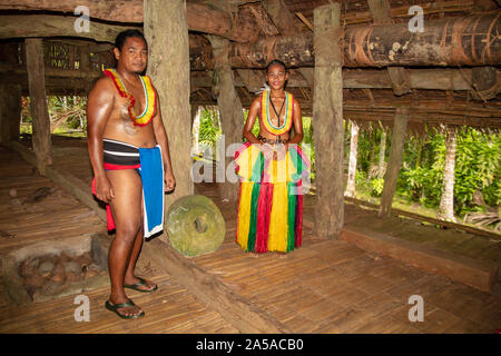 Ce couple (MR) sont en tenues traditionnelles pour les cérémonies culturelles et debout dans une maison des hommes sur l'île de Yap, Micronésie.