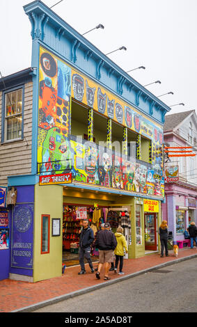 Shopfront colorés avec des visages bizarres sur un magasin dans la rue commerciale dans le centre-ville de bohème Provincetown (P-Town), Cape Cod, New England, USA Banque D'Images