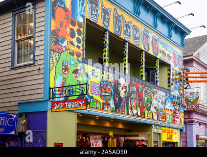 Shopfront colorés avec des visages bizarres sur un magasin dans la rue commerciale dans le centre-ville de bohème Provincetown (P-Town), Cape Cod, New England, USA Banque D'Images