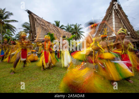 Une motion image floue d'un groupe de danseurs de Yap en tenues traditionnelles pour des cérémonies culturelles sur l'île de Yap, Micronésie.