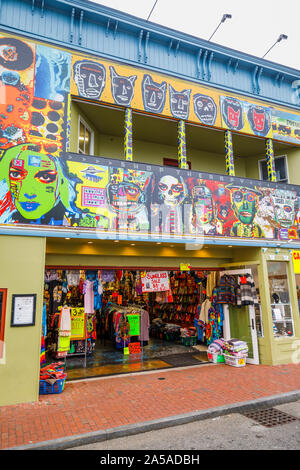 Shopfront colorés avec des visages bizarres sur un magasin dans la rue commerciale dans le centre-ville de bohème Provincetown (P-Town), Cape Cod, New England, USA Banque D'Images