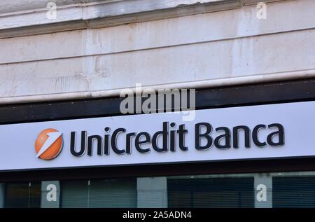 Venise, Italie - 13 octobre 2019 : Logo de la banque UniCredit sur une vitrine dans le centre de Venise. Est un italien UniCredit global banking et finan Banque D'Images