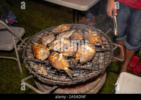 Un barbecue fabriqué à partir d'une jante avec pneu dupliquer la cuisson sur l'île de Yap, Micronésie. Banque D'Images