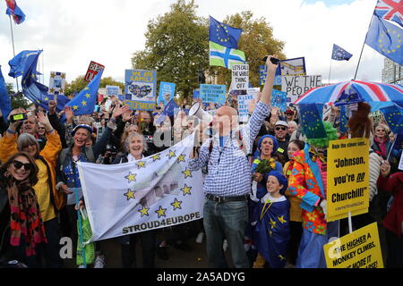 Londres, Royaume-Uni. 19 Oct, 2019. Des milliers de personnes marchaient à travers Londres pour une grande manifestation appelant à un dernier mot référendum sur Brexit. Organisé par le vote du peuple et de la campagne soutenue par l'organisme indépendant, la marche a eu lieu juste deux semaines avant le Royaume-uni devrait quitter l'UE. Les militants demandent au gouvernement d'appeler un dernier mot sur tout accord ou pas Brexit-deal résultat. Credit : Uwe Deffner/Alamy Live News Banque D'Images