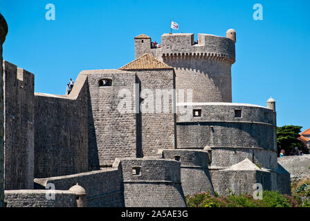 Croatie : Les Murs de Dubrovnik avec vue sur la Tour Minceta. C'est le point le plus important dans le système défensif vers la terre Banque D'Images