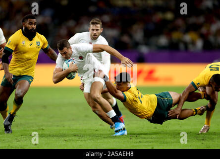 L'Angleterre Jonny Mai (centre) s'éloigne de la Jordanie Petaia durant la Coupe du Monde de Rugby 2019 match de quart de finale à Oita Stadium, Oita, Japon. Banque D'Images