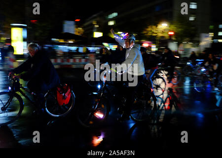 Berlin, Berlin, Allemagne. 18 Oct, 2019. Les cyclistes peuvent être vus au cours de l'ADFC Light Ride (allemand : Lichterfahrt), un grand rassemblement pour protester pour plus de sécurité routière en ville pour les cyclistes.peut être vu pendant le rassemblement de masse critique hebdomadaire au centre de Berlin. Crédit : Jan Scheunert/ZUMA/Alamy Fil Live News Banque D'Images