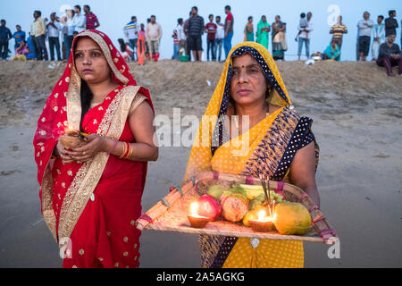 Des femmes habillées en sari traditionnel à la marina beach pendant le festival.Chhath Puja est une des fêtes colorées et de l'Inde. "Principalement" Bihari communauté les gens célèbrent ce festival de deux jours consécutifs dans une année. Ils adoraient le dieu Soleil pendant cette période. Banque D'Images