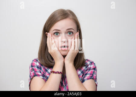 Young caucasian woman girl surpris, effrayé, choqué, 'Oh mon Dieu !' Banque D'Images