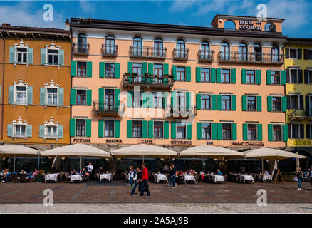 Riva del Garda, sur le lac de Garde, la destination touristique populaire sur les lacs italiens, Italie du Nord Banque D'Images