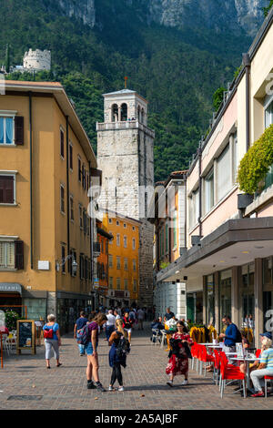 Riva del Garda, sur le lac de Garde, la destination touristique populaire sur les lacs italiens, Italie du Nord Banque D'Images