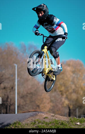 Moscou, Russie - 19 Oct 2019 : Jeune garçon sautant avec sa pompe à vélo BMX piste. Le BMX race. Circonscription cycliste sur piste de la pompe. Rider en action à vélo spor Banque D'Images