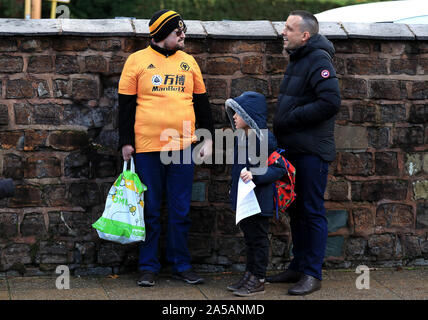 Des fans de Wolverhampton Wanderers avant le premier match de championnat à Molineux, Wolverhampton. Banque D'Images