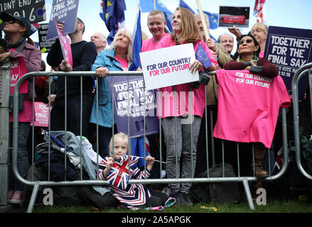 Les manifestants à un anti-Brexit, laissez-nous être entendu en rallye, Parliament Square à Londres, après que le premier ministre Boris Johnson a fait une déclaration à la Chambre des communes, sur son nouveau Brexit traiter sur ce qui a été surnommé 'Super samedi". Banque D'Images