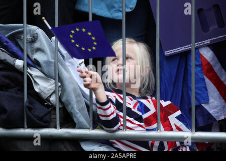 Les manifestants à un anti-Brexit, laissez-nous être entendu en rallye, Parliament Square à Londres, après que le premier ministre Boris Johnson a fait une déclaration à la Chambre des communes, sur son nouveau Brexit traiter sur ce qui a été surnommé 'Super samedi". Banque D'Images