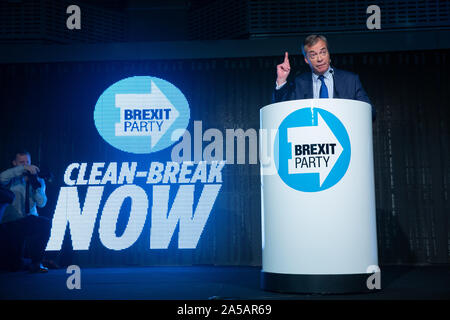 Leader du Parti Brexit, Nigel Farage, traite d'un rassemblement à Westminster. Banque D'Images
