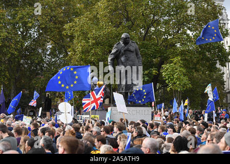 Anti-Brexit protestataires remplir la place du Parlement à Londres, après que le premier ministre Boris Johnson a fait une déclaration à la Chambre des communes, sur son nouveau Brexit traiter sur ce qui a été surnommé 'Super samedi". Banque D'Images