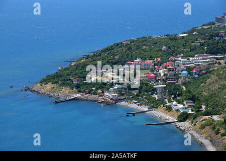 Vue sur la ville de Simeiz depuis le mont Koshka en Crimée Banque D'Images