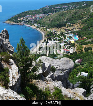 Vue sur la ville de Simeiz depuis le mont Koshka en Crimée Banque D'Images