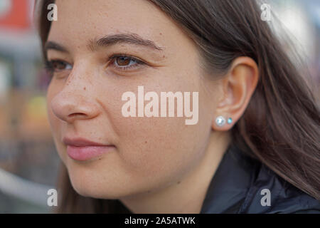 Portrait d'un adolescent brun avec les yeux avec de belles paupières orientales Banque D'Images