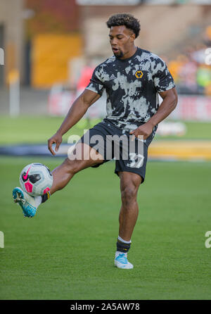 Wolverhampton, Royaume-Uni. 19 Oct, 2019.  ; Molineux Stadium, Wolverhampton, West Midlands, England ; English Premier League, Wolverhampton Wanderers contre Southampton ; Adama Traore de Wolverhampton Wanderers réchauffe avec le ballon à ses pieds - strictement usage éditorial uniquement. Pas d'utilisation non autorisée avec l'audio, vidéo, données, listes de luminaire, club ou la Ligue de logos ou services 'live'. En ligne De-match utilisation limitée à 120 images, aucune émulation. Aucune utilisation de pari, de jeux ou d'un club ou la ligue/player Crédit : publications Plus Sport Action Images/Alamy Live News Banque D'Images