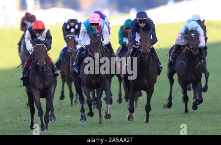 Star Catcher monté par Frankie Dettori (gauche) continue de gagner les champions britanniques QIPCO Pouliches et juments Stakes au cours de la journée à QIPCO des Champions de l'hippodrome d'Ascot. Banque D'Images