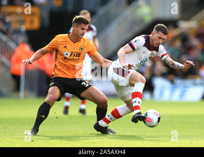 Leander Dendoncker des Wolverhampton Wanderers (à gauche) et Southampton Pierre-Emile Hojbjerg bataille pour la balle au cours de la Premier League match à Molineux, Wolverhampton. Banque D'Images