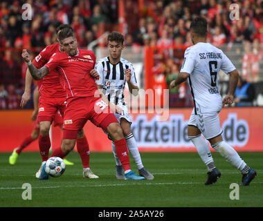 Berlin, Allemagne. 19 Oct, 2019. Soccer : Bundesliga, 1er FC Union Berlin - SC Freiburg, 8e journée dans le stade An der alten Försterei situé. Robert Andrich (l) de l'Union européenne contre Luca Waldschmidt de Freiburg. Credit : Monika Skolimowska/dpa-Zentralbild/DPA - NOTE IMPORTANTE : en conformité avec les exigences de la DFL Deutsche Fußball Liga ou la DFB Deutscher Fußball-Bund, il est interdit d'utiliser ou avoir utilisé des photographies prises dans le stade et/ou la correspondance dans la séquence sous forme d'images et/ou vidéo-comme des séquences de photos./dpa/Alamy Live News Banque D'Images