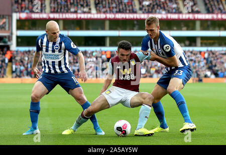 Aston Villa's John McGinn (centre) batailles pour la balle avec Brighton et Hove Albion Aaron Mooy (à gauche) et Dan Burn (à droite) au cours de la Premier League match à Villa Park, Birmingham. Banque D'Images