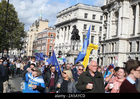 Londres, Royaume-Uni, 19 octobre 2019, des milliers de personnes marchaient à travers Londres pour une grande manifestation appelant à un dernier mot référendum sur Brexit. Organisé par le vote du peuple et de la campagne soutenue par l'organisme indépendant, la marche a eu lieu juste deux semaines avant le Royaume-uni devrait quitter l'UE. Les militants demandent au gouvernement d'appeler un dernier mot sur tout accord ou pas Brexit-deal résultat. Credit : Uwe Deffner / Alamy Live News Banque D'Images