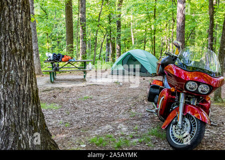 LAUDERDALE, AL, USA-4 MAI 2015 : une moto Harley Davidson garée en face d'un camping, tente avec en arrière-plan, et le pignon sur une table de pique-nique. Banque D'Images