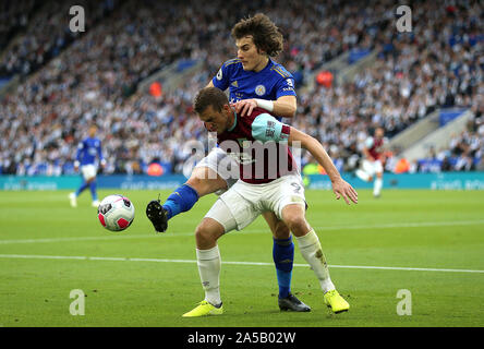 Leicester City's Caglar Soyuncu (à gauche) et du Burnley Chris Wood bataille pour la balle au cours de la Premier League match à la King Power Stadium, Leicester. Banque D'Images