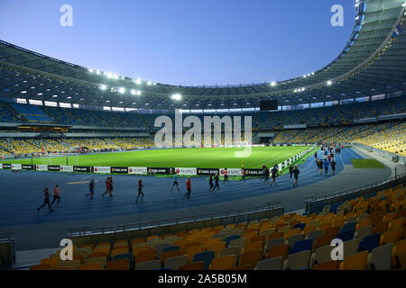 Vue sur le stade, des gens courir floue sur les voies, lumière du soir. 14 octobre, 2019. Complexe sportif national olympique, Kiev, Ukraine Banque D'Images