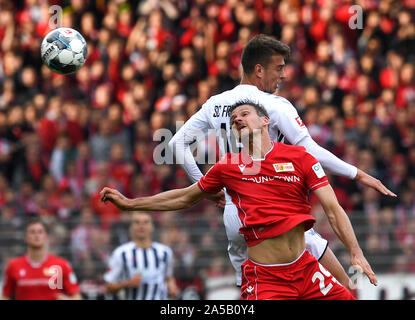 Berlin, Allemagne. 19 Oct, 2019. Soccer : Bundesliga, 1er FC Union Berlin - SC Freiburg, 8e journée dans le stade An der alten Försterei situé. Michael Parensen (avant) de l'Union européenne à l'encontre de Janik Haberer de Freiburg. Credit : Monika Skolimowska/dpa-Zentralbild/DPA - NOTE IMPORTANTE : en conformité avec les exigences de la DFL Deutsche Fußball Liga ou la DFB Deutscher Fußball-Bund, il est interdit d'utiliser ou avoir utilisé des photographies prises dans le stade et/ou la correspondance dans la séquence sous forme d'images et/ou vidéo-comme des séquences de photos./dpa/Alamy Live News Banque D'Images