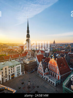 Lever de Soleil sur le centre de Riga, Lettonie, prises en mai 2019 Banque D'Images