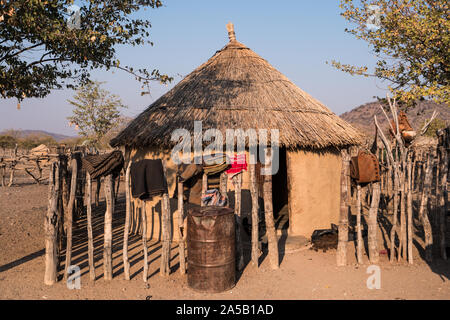 Tribale traditionnelle hutte d'un chef Himba, avec murs d'argile et de paille en toit de chaume, la Namibie Kaokoveld Banque D'Images