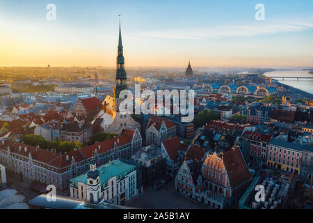 Lever de Soleil sur le centre de Riga, Lettonie, prises en mai 2019 Banque D'Images