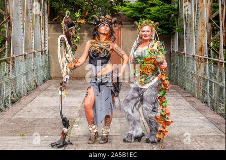 Skibbereen, West Cork, Irlande. 19 octobre 2019. Le spectacle annuel de tatouage de l'Atlantique sauvage se déroule le week-end du West Cork Hotel à Skibbereen. Des tatoueurs de toute l'Irlande, d'Europe et du monde entier sont présents pour la durée du spectacle. Karolina Garbiec, Newry et Agnieszka Kaczmarek de Banbridge portaient des tenues qui ont pris des mois. Credit: Andy Gibson/Alay Live News. Banque D'Images