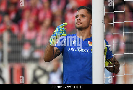 Berlin, Allemagne. 19 Oct, 2019. Soccer : Bundesliga, 1er FC Union Berlin - SC Freiburg, 8e journée dans le stade An der alten Försterei situé. Gardien de l'Union Gikiewicz Rafal est en but. Credit : Monika Skolimowska/dpa-Zentralbild/DPA - NOTE IMPORTANTE : en conformité avec les exigences de la DFL Deutsche Fußball Liga ou la DFB Deutscher Fußball-Bund, il est interdit d'utiliser ou avoir utilisé des photographies prises dans le stade et/ou la correspondance dans la séquence sous forme d'images et/ou vidéo-comme des séquences de photos./dpa/Alamy Live News Banque D'Images