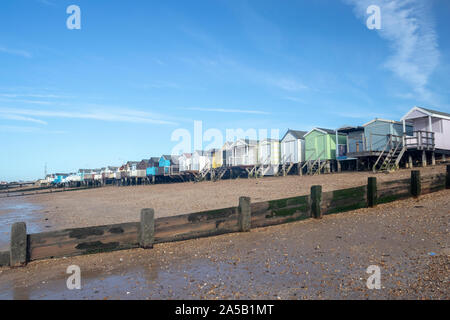 Cabines de plage sur Thorpe Bay Beach, près de Southend, Essex, Angleterre Banque D'Images