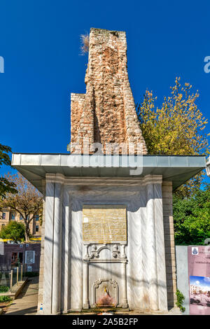 ISTANBUL Turquie LES RESTES D'UN VIEUX MUR AVEC UNE FONTAINE EN FACE PRÈS DE L'Hagia Sophia Banque D'Images